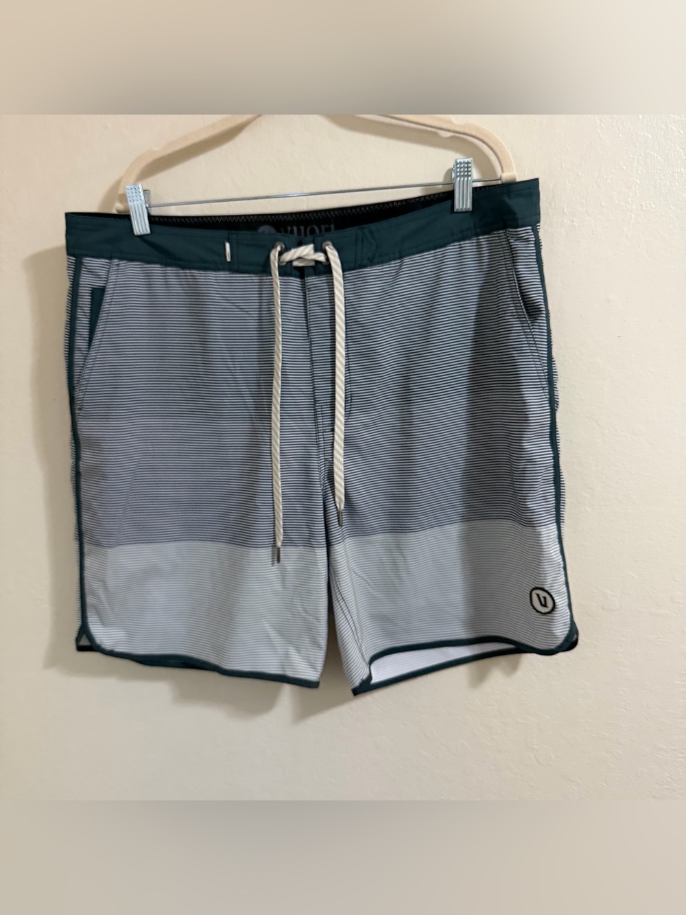 Vuori Men’s Boardshorts Swim Trunks Size 36 Blue Striped Drawstring Beach Surf